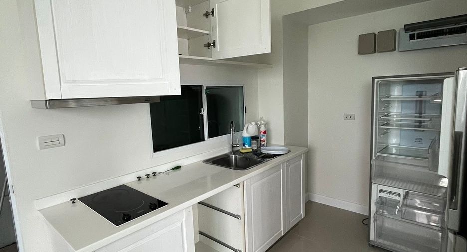 For rent 3 bedrooms townhouse in Bang Kapi, Bangkok