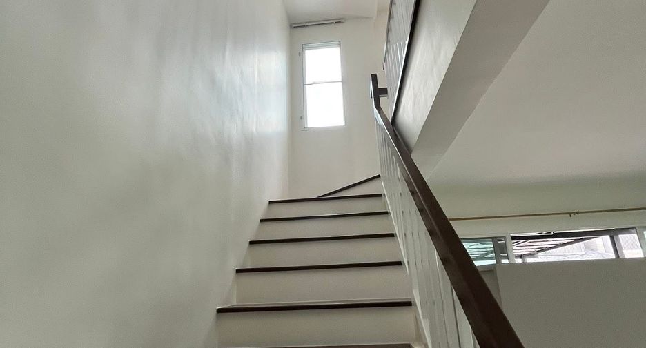 For rent 3 bedrooms townhouse in Bang Kapi, Bangkok