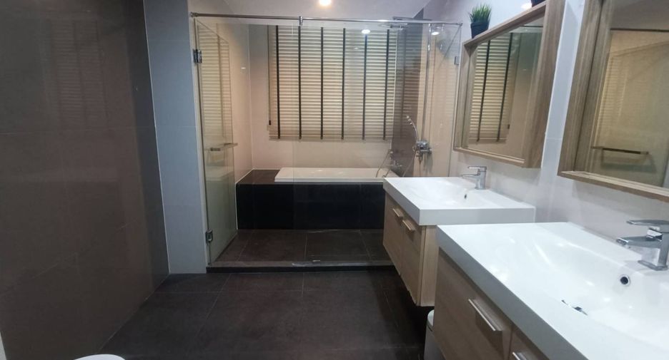 For sale and for rent 4 bedrooms condo in Watthana, Bangkok