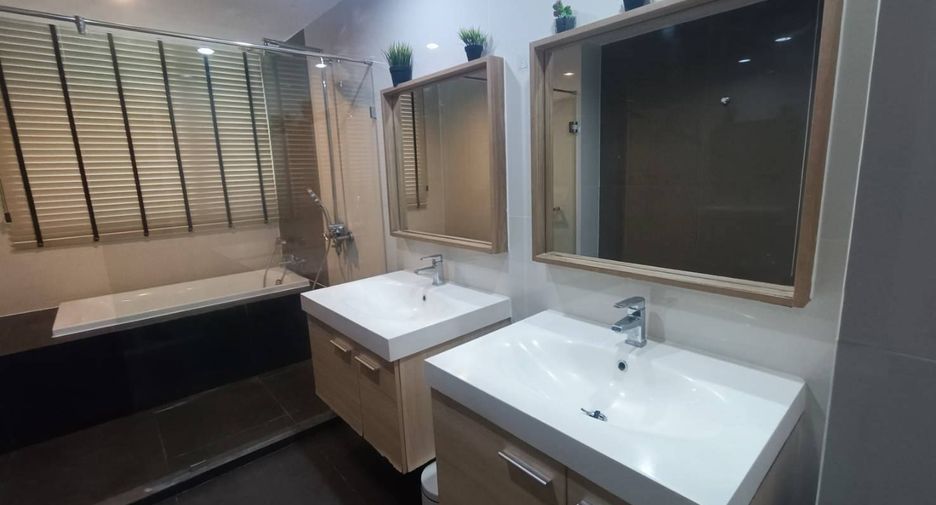 For sale and for rent 4 bedrooms condo in Watthana, Bangkok