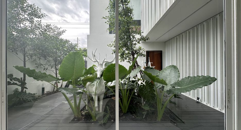 For sale and for rent 3 bedrooms retail Space in Wang Thonglang, Bangkok