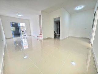 Casa adosada en venta de 3 habitaciones en Sai Mai, Bangkok