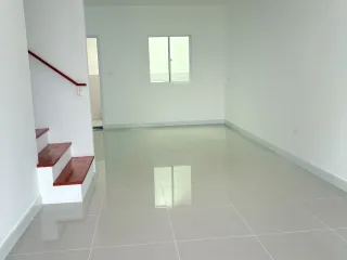 Casa adosada en venta de 3 habitaciones en Sai Mai, Bangkok