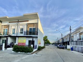 Casa adosada en venta de 3 habitaciones en Sai Mai, Bangkok