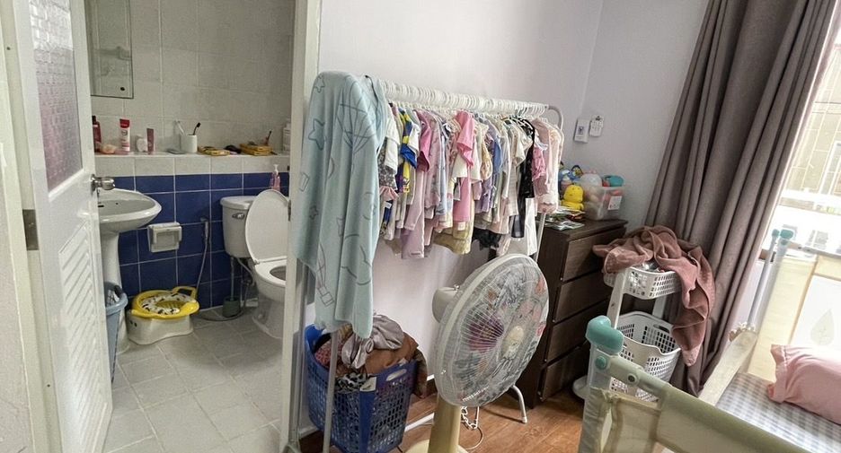 For sale 3 bedrooms townhouse in Wang Thonglang, Bangkok