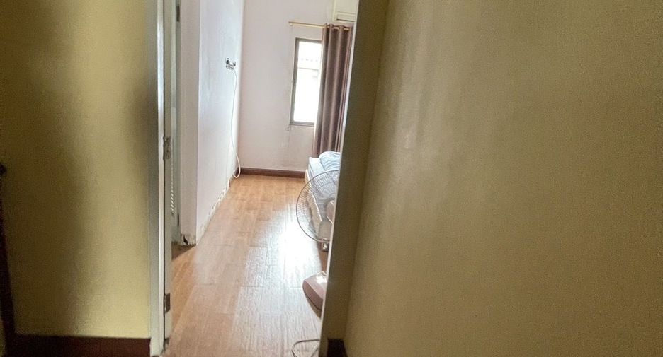 For sale 3 bedrooms townhouse in Wang Thonglang, Bangkok