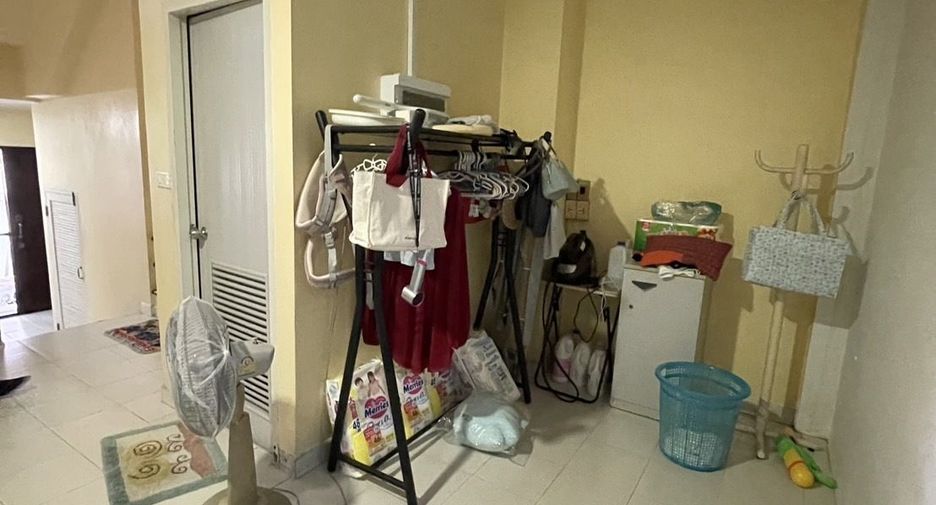 For sale 3 bedrooms townhouse in Wang Thonglang, Bangkok