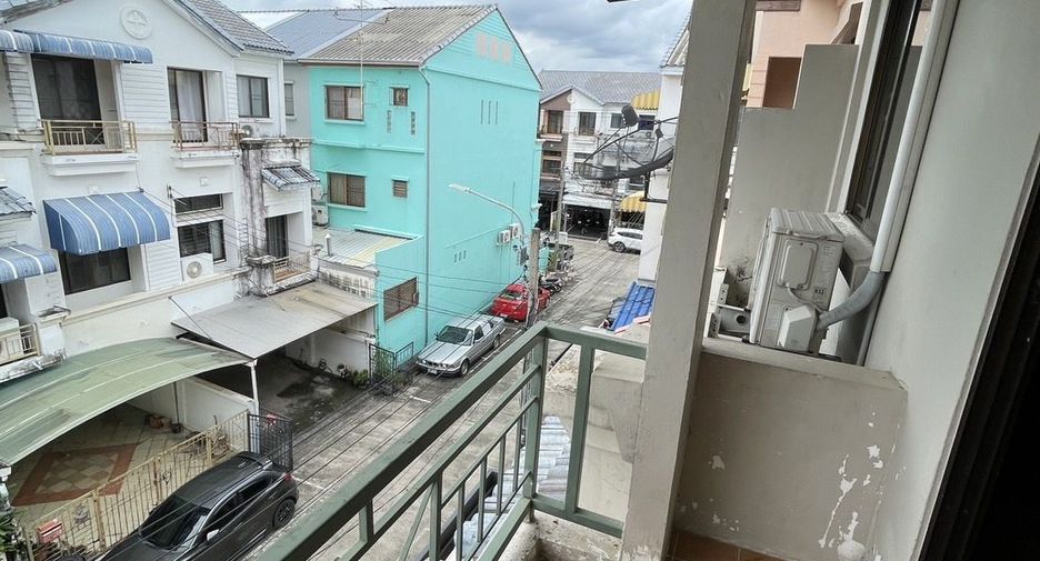 For sale 3 bedrooms townhouse in Wang Thonglang, Bangkok