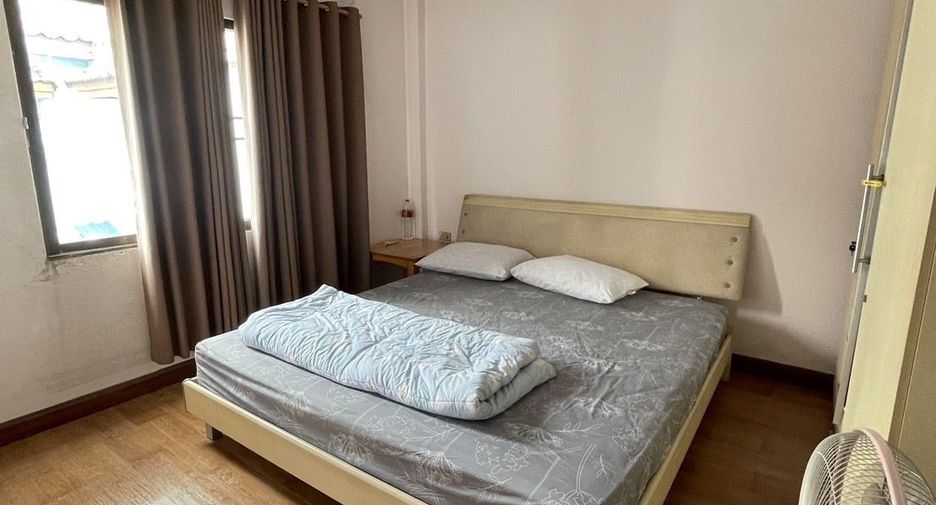 For sale 3 bedrooms townhouse in Wang Thonglang, Bangkok
