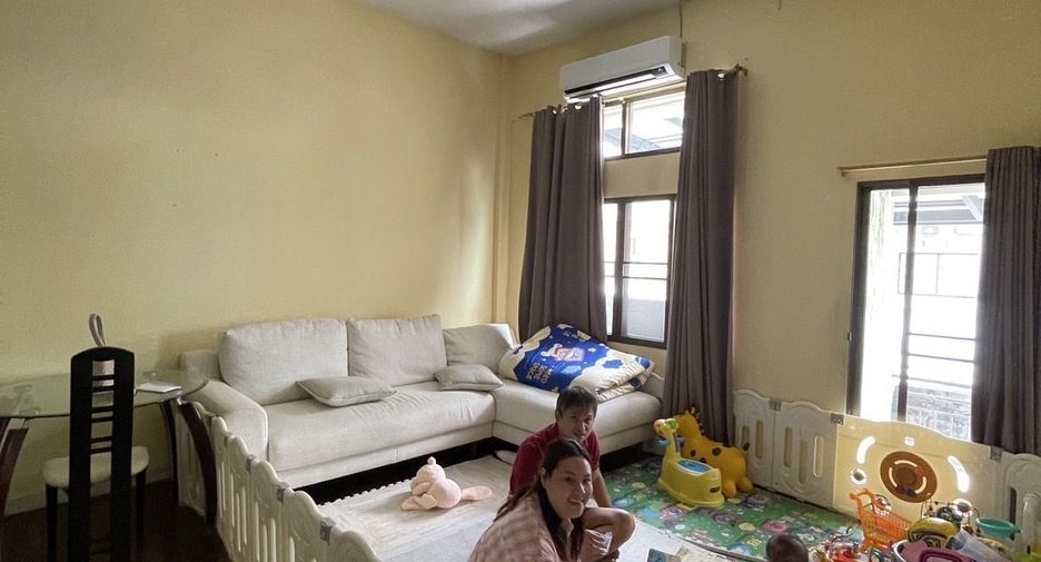 For sale 3 bedrooms townhouse in Wang Thonglang, Bangkok