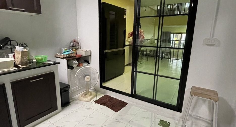 For sale 3 bedrooms townhouse in Wang Thonglang, Bangkok