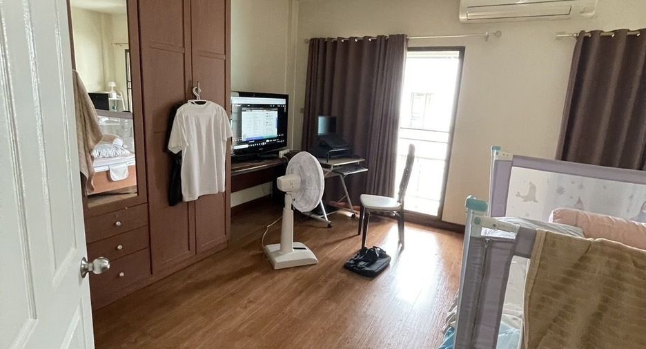 For sale 3 bedrooms townhouse in Wang Thonglang, Bangkok