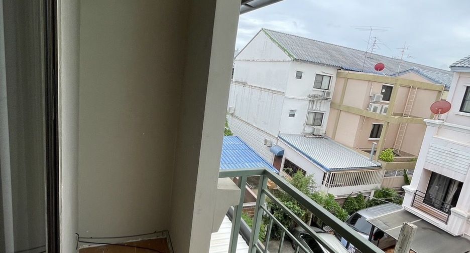 For sale 3 bedrooms townhouse in Wang Thonglang, Bangkok