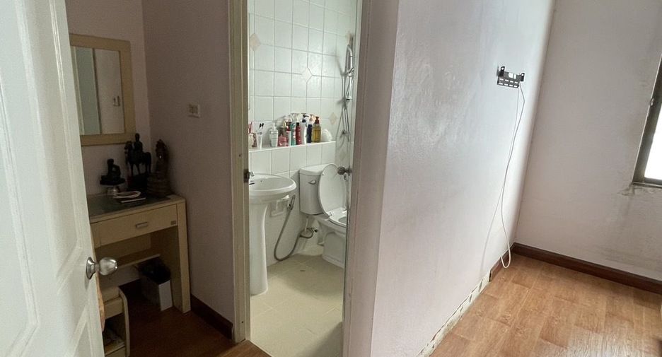 For sale 3 bedrooms townhouse in Wang Thonglang, Bangkok