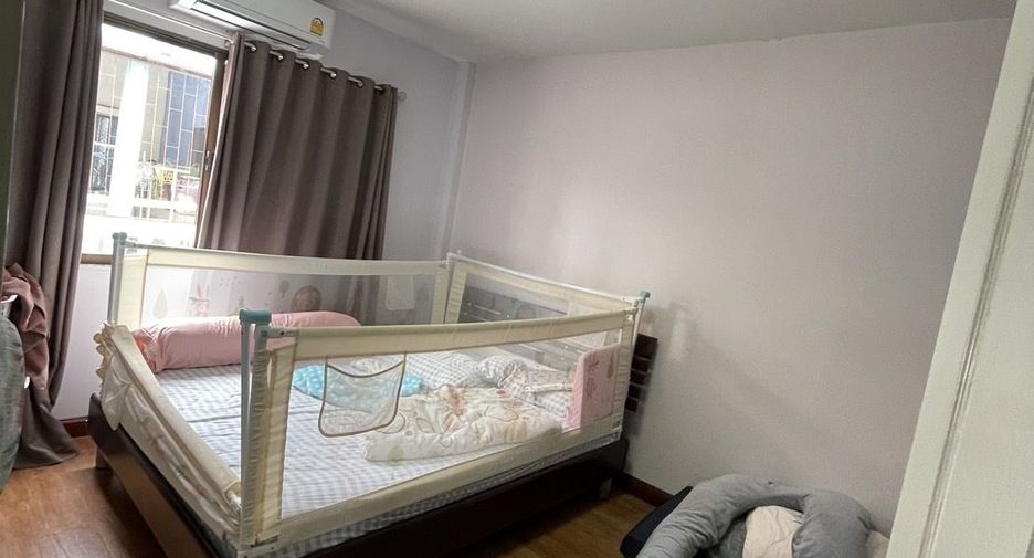 For sale 3 bedrooms townhouse in Wang Thonglang, Bangkok
