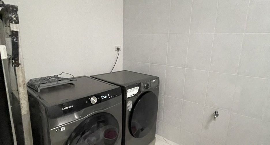 For sale 3 bedrooms townhouse in Wang Thonglang, Bangkok