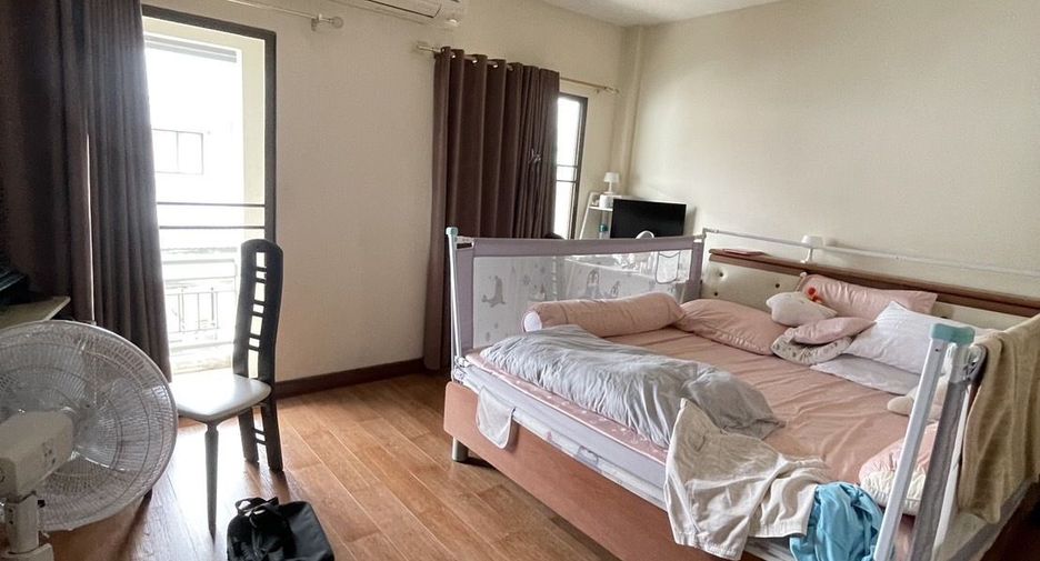 For sale 3 bedrooms townhouse in Wang Thonglang, Bangkok