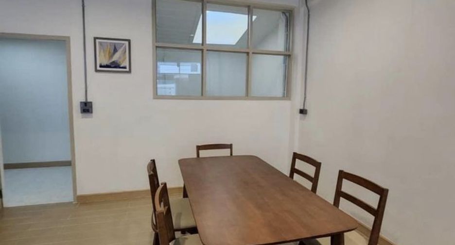 For rent 2 bedrooms townhouse in Watthana, Bangkok