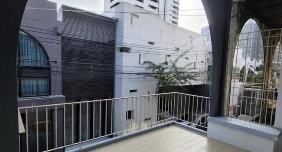 For rent 2 bedrooms townhouse in Watthana, Bangkok