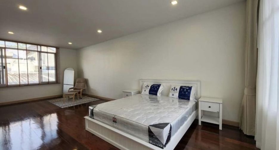 For rent 2 bedrooms townhouse in Watthana, Bangkok