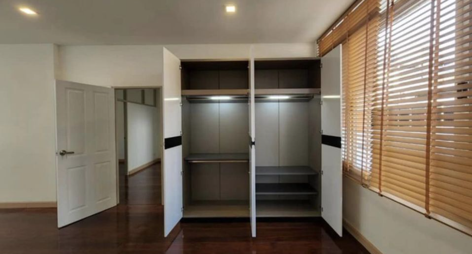 For rent 2 bedrooms townhouse in Watthana, Bangkok