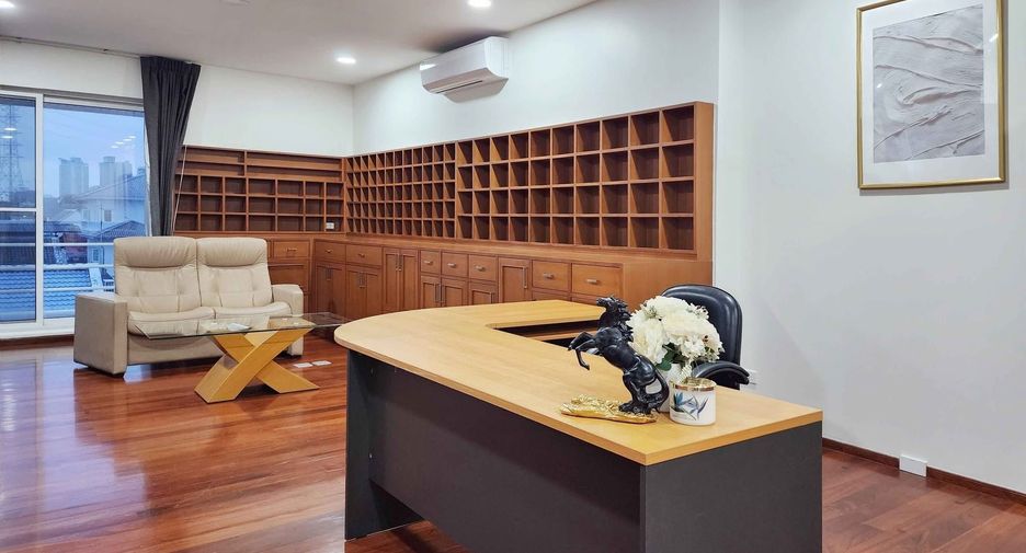 For rent 5 bedrooms house in Huai Khwang, Bangkok