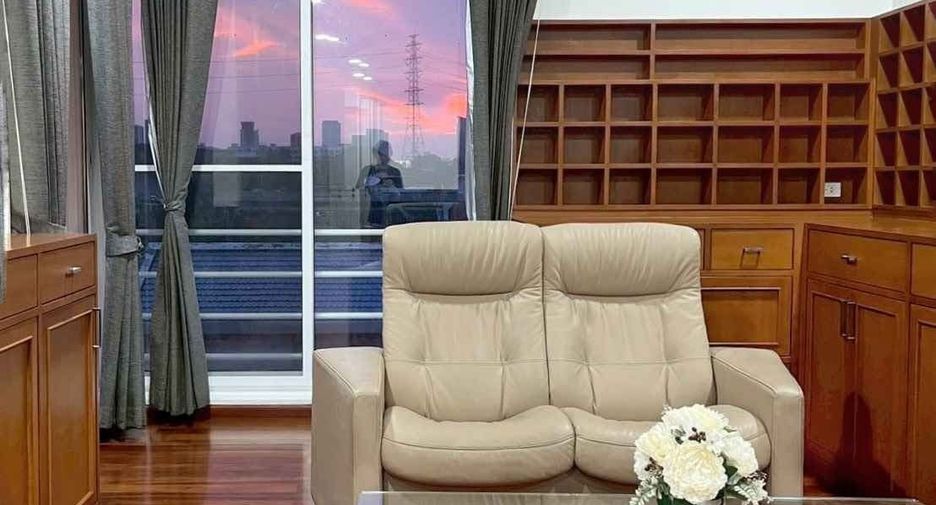 For rent 5 bedrooms house in Huai Khwang, Bangkok