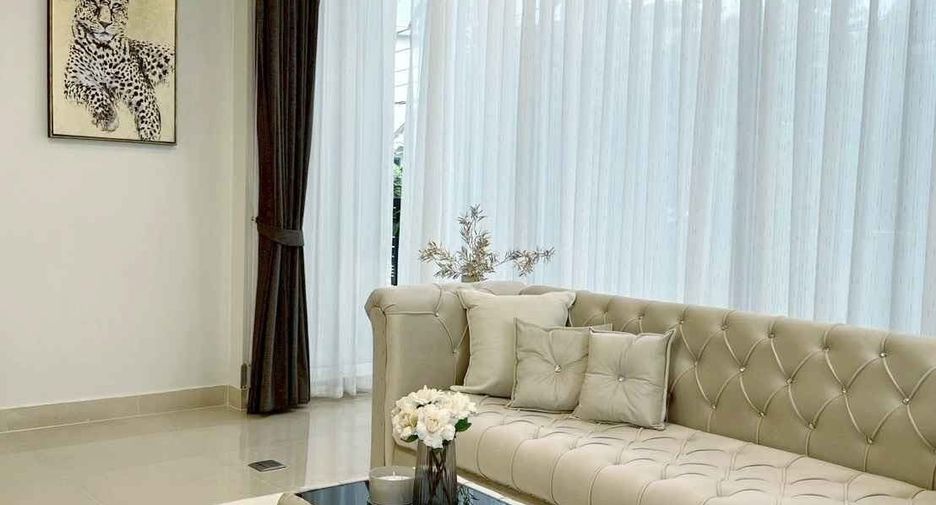 For rent 5 bedrooms house in Huai Khwang, Bangkok