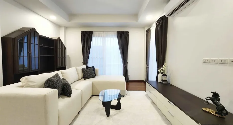 For rent 5 bedrooms house in Huai Khwang, Bangkok