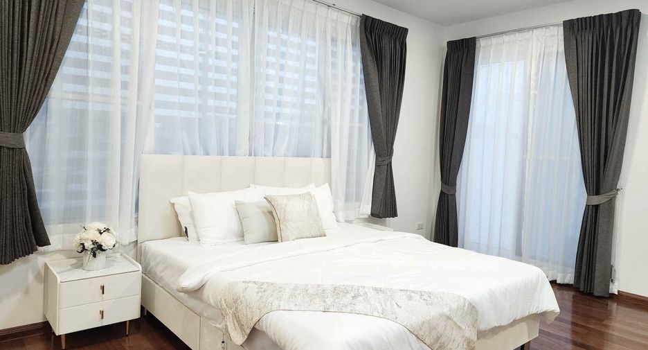 For rent 5 bedrooms house in Huai Khwang, Bangkok
