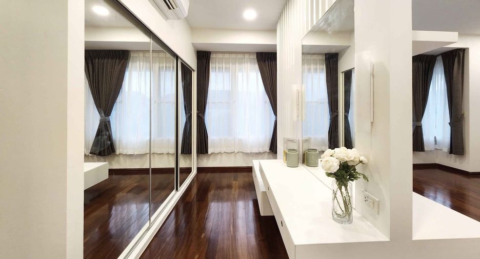 For rent 5 bedrooms house in Huai Khwang, Bangkok
