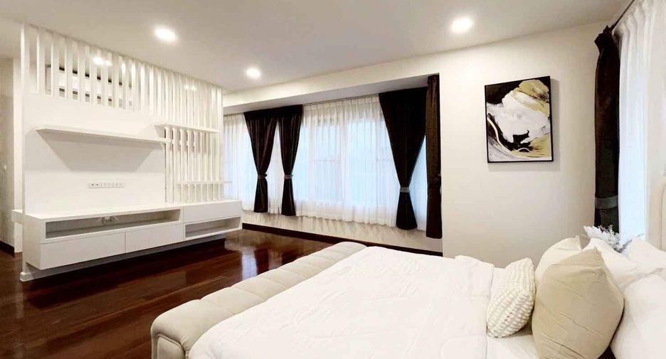 For rent 5 bedrooms house in Huai Khwang, Bangkok