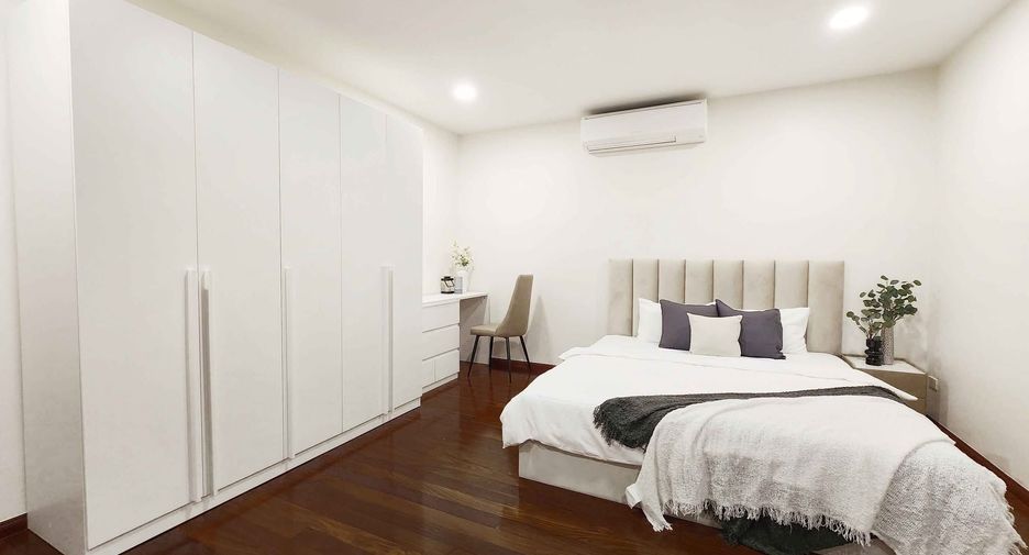 For rent 5 bedrooms house in Huai Khwang, Bangkok