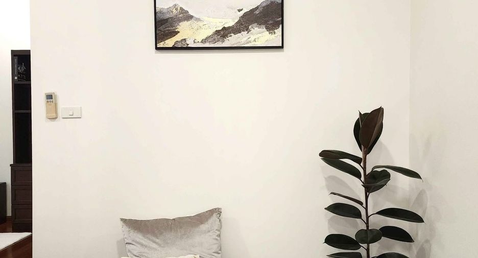 For rent 5 bedrooms house in Huai Khwang, Bangkok