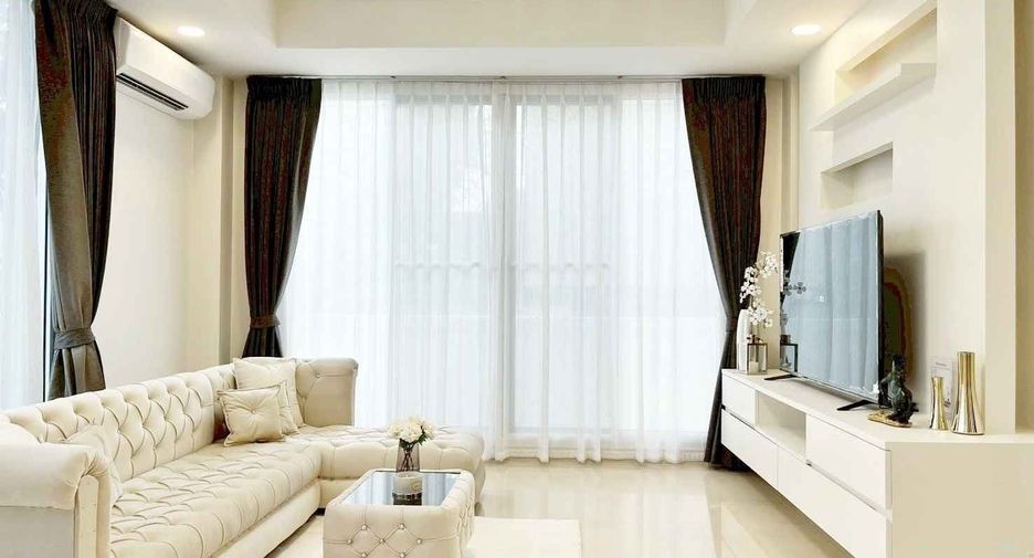 For rent 5 bedrooms house in Huai Khwang, Bangkok