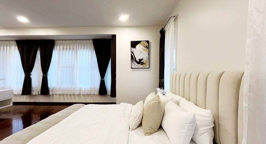For rent 5 bedrooms house in Huai Khwang, Bangkok