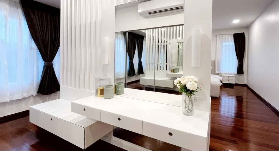 For rent 5 bedrooms house in Huai Khwang, Bangkok