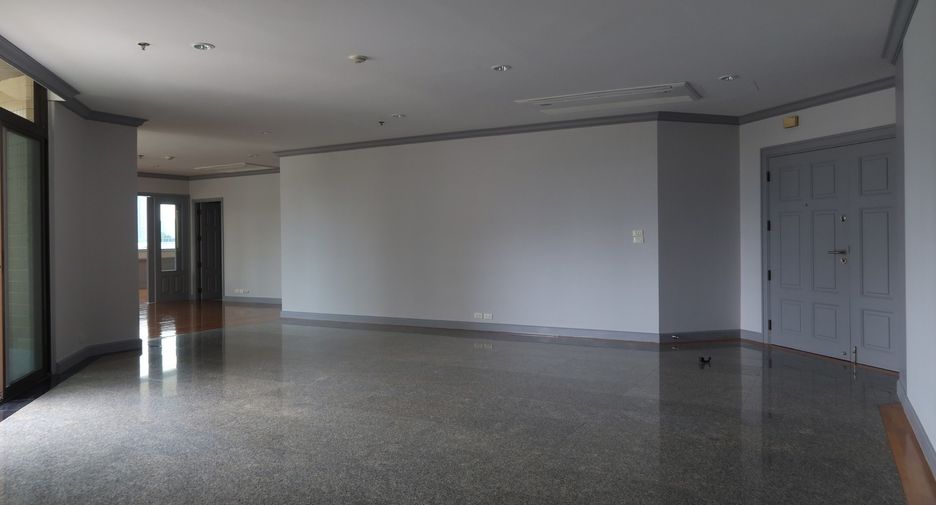 For rent 4 bedrooms condo in Khlong Toei, Bangkok
