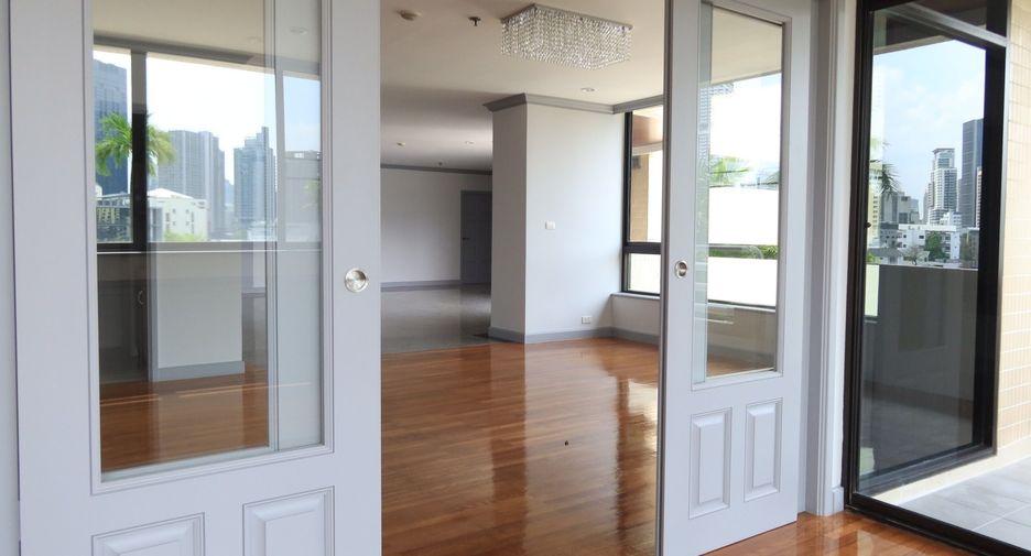 For rent 4 bedrooms condo in Khlong Toei, Bangkok