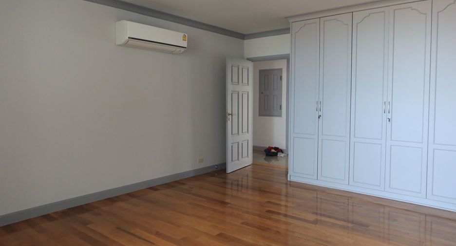 For rent 4 bedrooms condo in Khlong Toei, Bangkok