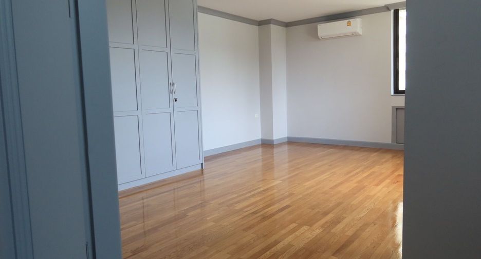 For rent 4 bedrooms condo in Khlong Toei, Bangkok