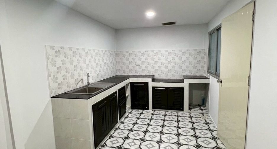 For rent 4 bedrooms townhouse in Sai Mai, Bangkok