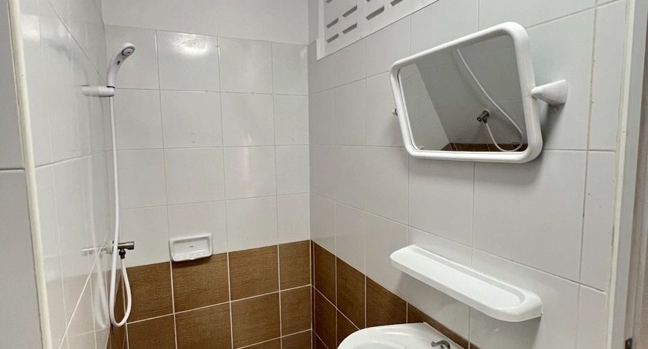 For rent 4 bedrooms townhouse in Sai Mai, Bangkok