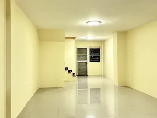 À vendre 2 chambres maison de ville à Si Racha, Chonburi