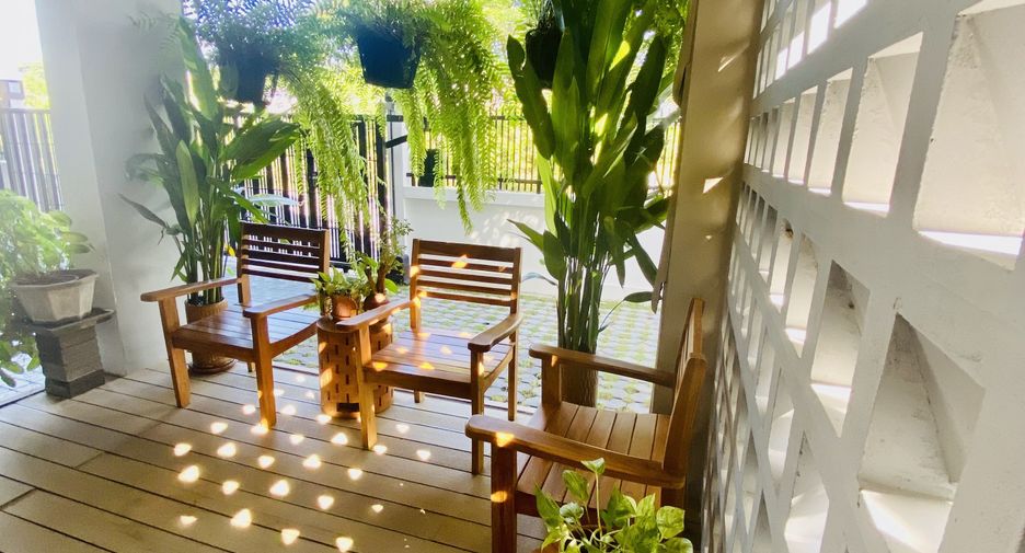 For rent 3 bedrooms apartment in Saphan Sung, Bangkok