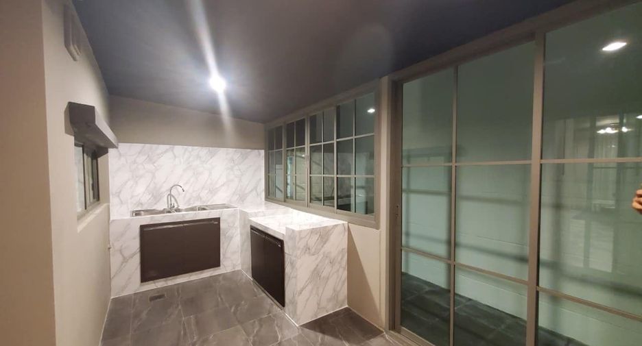 For rent 3 bedrooms townhouse in Bang Kapi, Bangkok