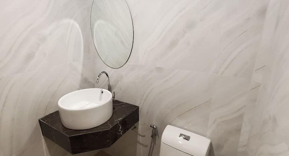 For rent 3 bedrooms townhouse in Bang Kapi, Bangkok
