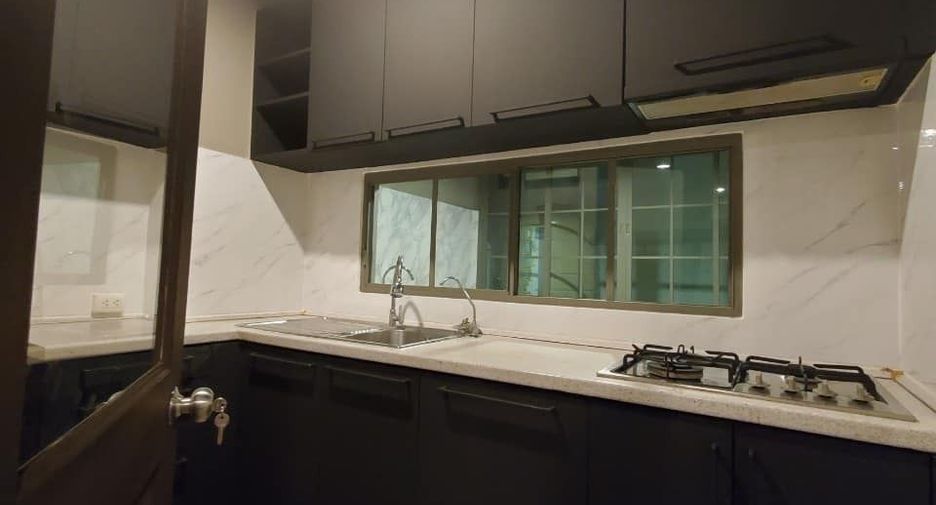 For rent 3 bedrooms townhouse in Bang Kapi, Bangkok
