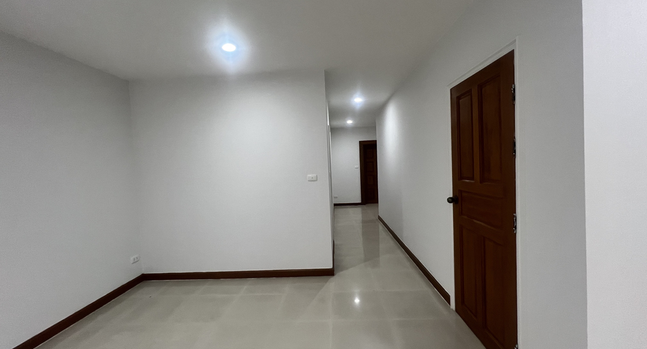 Villa en alquiler de 3 habitaciones en Si Racha, Chonburi
