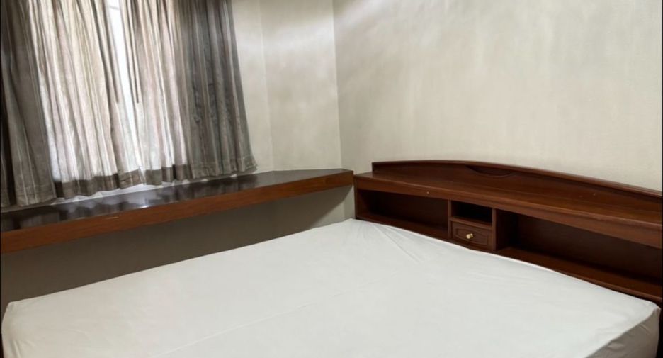 For rent 3 bedrooms apartment in Yan Nawa, Bangkok